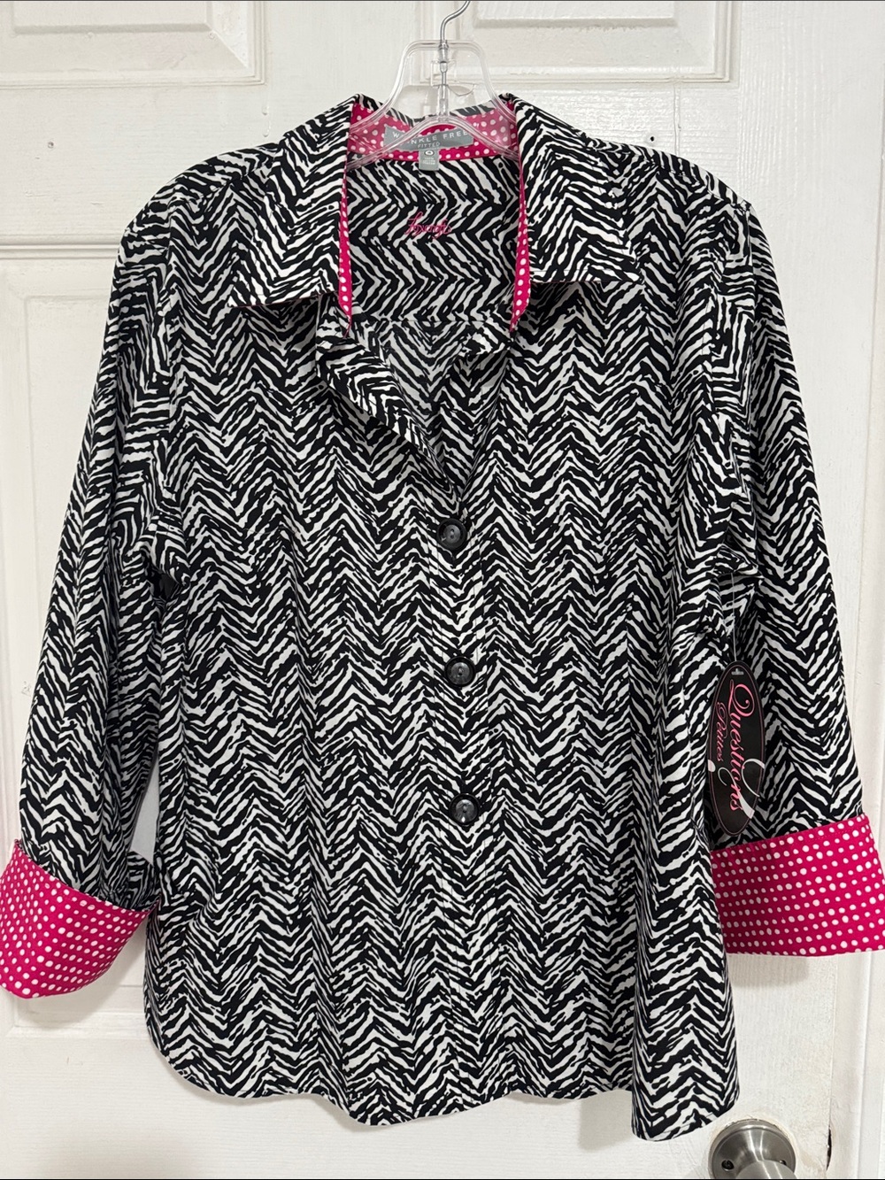 Brand new 16p Black & White Zigzag Button-Down Shirt with Pink Trim